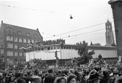 818826 Afbeelding van het publiek in de Potterstraat en Neude te Utrecht tijdens de Memorial D-Day Parade in de ...